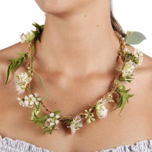 Fabriquer son propre collier de fleurs.